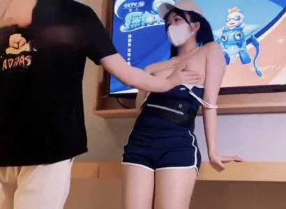 Người bán TV xinh đẹp gặp khách hàng may mắn