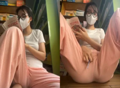 Em vừa đọc sách vừa chơi sextoy trong lồn