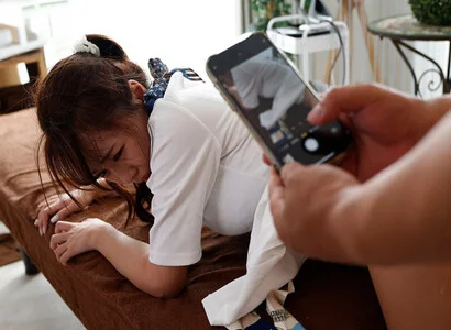 Thấy em nhân viên quá ngon ngay tại đó đè ra hiếp