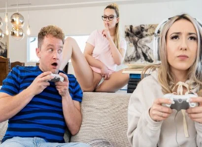 cô gái bị bạn thân cướp người yêu ngay khi đang mải chơi game