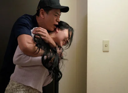 Nữ ca sĩ xinh đẹp bị fan hãm hiếp vì sự hấp dẫn tự nhiên