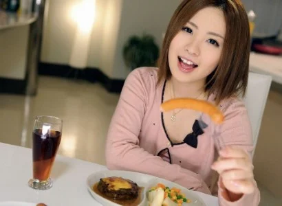 Người đàn ông sau bữa tối thì ăn em