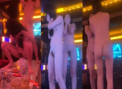 Cô gái trình bày vũ điệu thoát y đầy khêu gợi tại quán hát