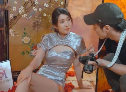 Anh thợ chụp ảnh có duyên chén người mẫu ngay buổi chụp đầu tiên